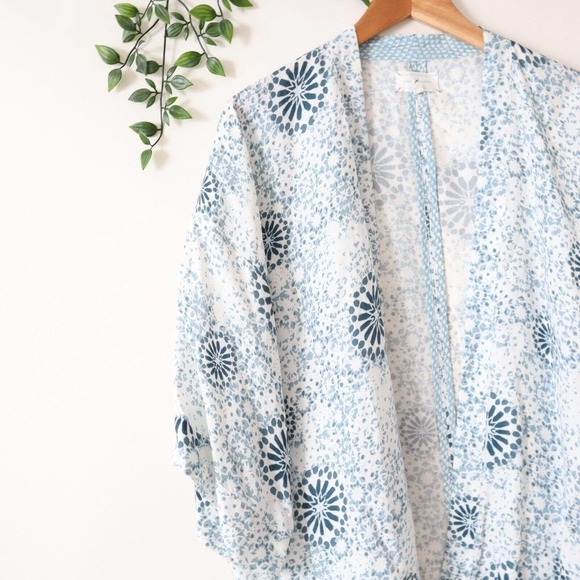 Lou & Grey Women's Blue & White Geometric Rayon Open Kimono Top Small - Picture 2 of 6
